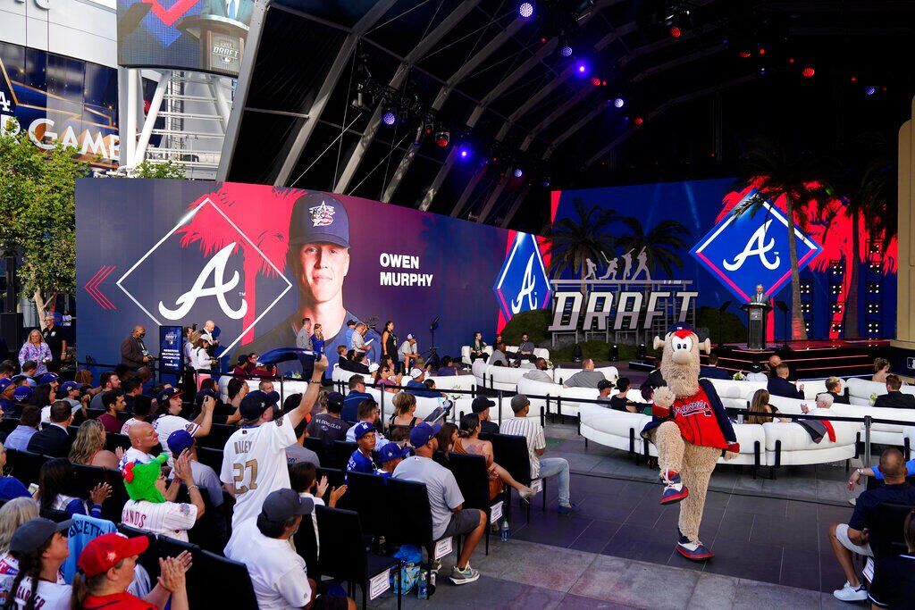 20. Atlanta Braves: Owen Murphy, RHP/INF, Riverside-Brookfield HS (IL)